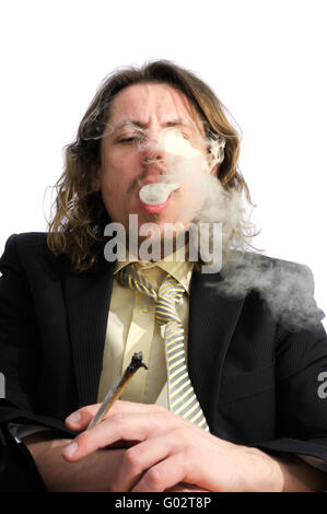 El hombre fumar hierba