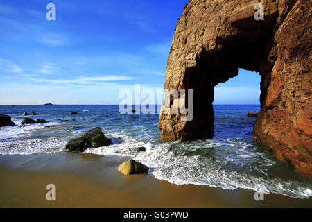 Puerta de roca en la playa, Quiberon, Bretaña, Francia Foto de stock
