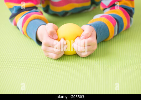 Niño con bola antiestrés Fotografía de stock - Alamy