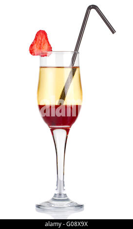 Cóctel de alcohol en rodajas con fresa aislado en blanco