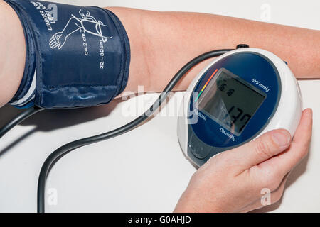 Medición de la presión sanguínea, con una caja de medidor de presión  arterial del brazo superior Fotografía de stock - Alamy