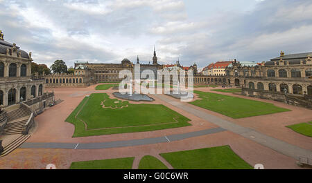 Dresden Zwinger panorama con fuentes y park Foto de stock