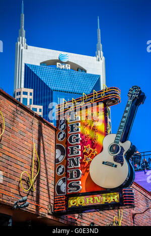 El Legends Corner, un tesoro de un Honky Tonk, tiene su icónica guitarra de neón signo exterior en Lower Broadway en Nashville, TN