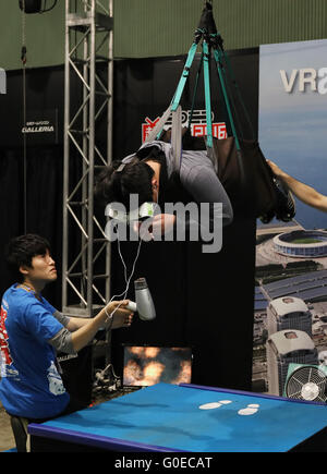 Chiba, Japón. 30 abr, 2016. Un visitante, ahorcado en el aire por cables, goza de paracaidismo virtual con montura de cabeza durante el Niconico Chokaigi en Chiba el sábado, 30 de abril de 2016. Unos 150.000 visitantes disfrutaron más de 100 cabinas incluyendo juegos, aficiones, deportes, política, así como el Japón sub culturas en los dos días de reunión offline patrocinado por Japón para compartir vídeo del sitio web 'Niconico Douga'. © Yoshio Tsunoda/AFLO/Alamy Live News