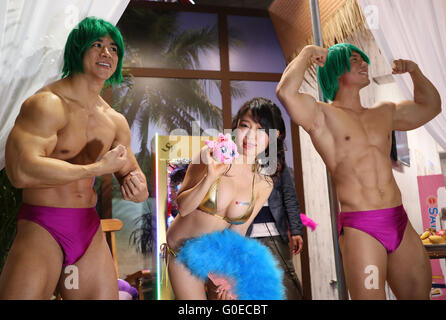 Chiba, Japón. 30 abr, 2016. Modelos de personajes de Super Mar Historia posar para fotos para el juego durante el pachinko Niconico Chokaigi en Chiba el sábado, 30 de abril de 2016. Unos 150.000 visitantes disfrutaron más de 100 cabinas incluyendo juegos, aficiones, deportes, política, así como el Japón sub culturas en los dos días de reunión offline patrocinado por Japón para compartir vídeo del sitio web 'Niconico Douga'. © Yoshio Tsunoda/AFLO/Alamy Live News