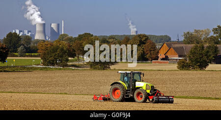 Tractor delante de la planta de energía de Westfalen Foto de stock