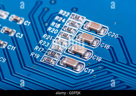Colección electrónica - acercamiento de placa de circuitos de computadora con radioelements Foto de stock