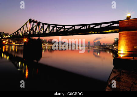 Puente sobre el río principal de Frankfurt Foto de stock