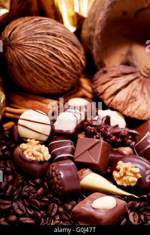 Colección de diferentes dulces de chocolate praliné