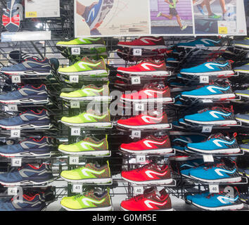Kalenji zapatillas de marca en la tienda Decathlon. "Kalenji Decathlon' es la propia ejecución (zapatos y de marca Fotografía de stock - Alamy