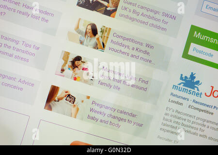 Las páginas en el sitio web de Mumsnet visualizado en la pantalla de la tableta. Foto de stock
