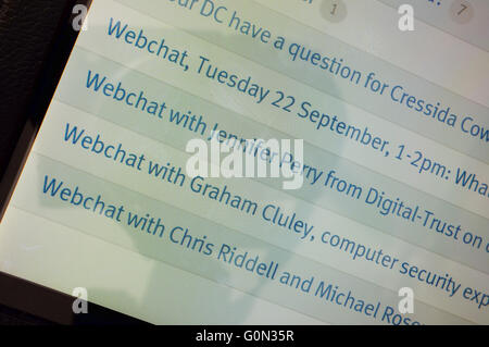 Mumsnet webchats visualizado en la pantalla de la tableta. Foto de stock