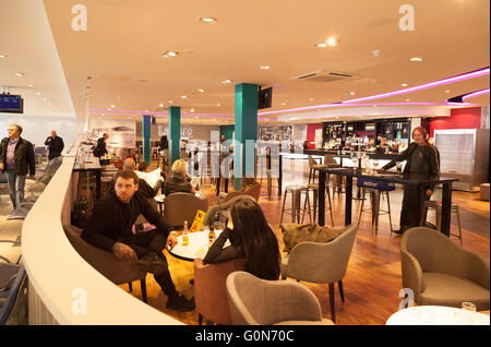 Gente comiendo en el restaurante, la cafetería, la sala de embarque, Londres aeropuerto de Southend, Southend, Essex UK Foto de stock