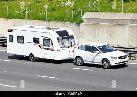 Volvo car blanco blanco remolcado caravana de vacaciones en