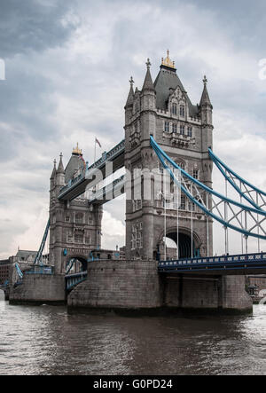 Tower Bridge en Londres durante un nublado, clima sombrío