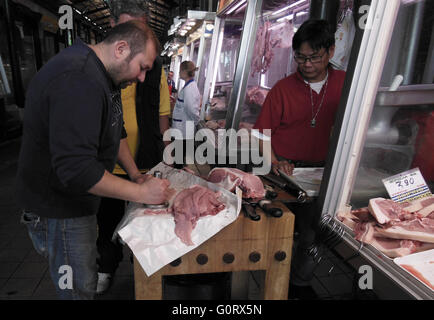 Una pre-venta de Pascua de los corderos y cabritos en carnicerías en el mercado de alimentación central de Atenas o Varvakios Dimotiki Agora. Escupir- Foto de stock