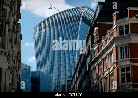 Ciudad de Londres, Inglaterra, Reino Unido. 19 de abril de 2016 Edificio Walkie Talkie correctamente conocido como 20 Fenchurch Street es un rascacielos comerciales en Londres, que toma su nombre de su dirección en Fenchurch Street, en el centro histórico de la ciudad de Londres, el distrito financiero. Ha sido apodado "walkie-talkie" debido a su forma distintiva.[3] La construcción finalizó en la primavera de 2014, y el piso superior jardín 'sky' fue inaugurado en enero de 2015.[4] Los 34 pisos del edificio es de 160 m (525 pies) de altura, convirtiéndolo en el quinto edificio más alto de la ciudad de Londres y el 13º más alto de Londres. Foto de stock