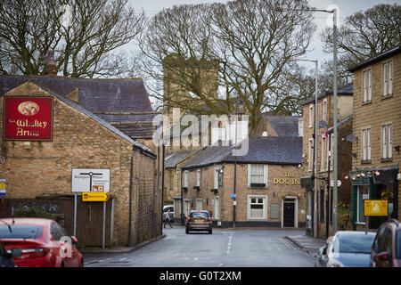 Whalley un gran pueblo en el valle de Ribble Valley, a orillas del río Calder en Lancashire. Accrington Road meets King Street con Foto de stock