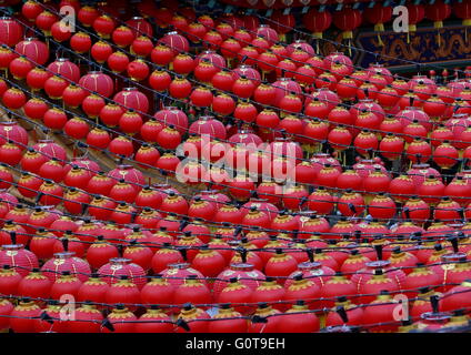 Faroles rojos decorativos colgó durante la celebración del Año Nuevo Chino y otras temporadas festivas en los templos.