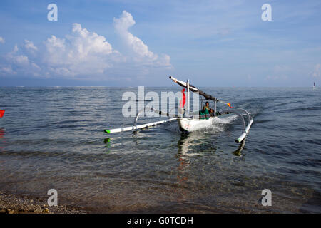Volviendo barco pesquero Selang Amed East coast Bali Indonesia Foto de stock