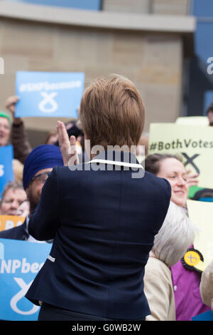 Glasgow, Escocia, Reino Unido. 04 Mayo, 2016. Nicola Sturgeon, Primer Ministro de Escocia, ofrece un discurso a SNP partidarios en rally en Glasgow. El 4 de mayo de 2016 Crédito: Mowatt Chrisselle/Alamy Live News Foto de stock
