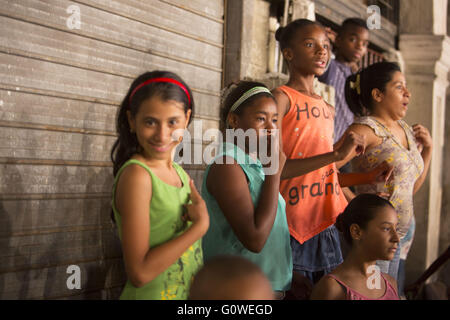 https://l450v.alamy.com/450ves/g0wegd/la-habana-cuba-cuba-3-de-mayo-de-2016-sorprendido-viendo-las-ninas-cubanas-el-chanel-coleccion-crucero-2016-2017-runway-show-en-la-habana-cuba-3-de-mayo-de-2016-solo-unos-pocos-cubanos-fueron-lo-suficientemente-afortunado-como-para-poder-ver-el-desfile-de-chanel-desde-sus-hogares-a-lo-largo-del-paseo-del-prado-la-policia-bloqueo-la-zona-en-las-horas-antes-del-espectaculo-manteniendo-a-todos-que-no-era-un-residente-en-la-zona-de-detras-de-las-barricadas-al-menos-una-manzana-casa-de-moda-francesa-chanel-ha-puesto-en-escena-su-espectaculo-en-la-capital-cubana-la-habana-el-primer-desfile-de-moda-internacional-desde-la-revolucion-comunista-de-1959-que-puso-de-relieve-tanto-el-calentamiento-re-g0wegd.jpg