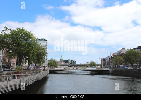 Río Liffey en Dublín. Vista desde el Puente O'Connell Foto de stock