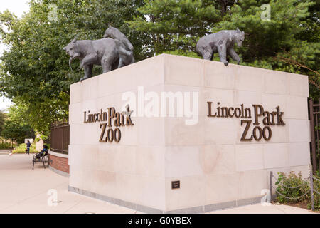 Firmar y escultura de osos en el Lincoln Park Zoo de Chicago, Illinois, EE.UU.