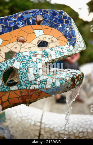 Detalle, Gaudí mosaico multicolor salamander, popularmente conocido como 'el DRAC' - el dragón, en la entrada principal. Parque Güell Foto de stock