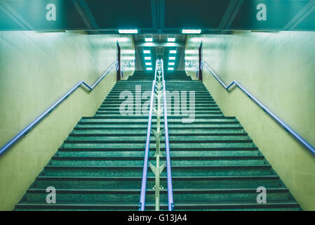 Modernas escaleras con luces LED Fotografía de stock - Alamy