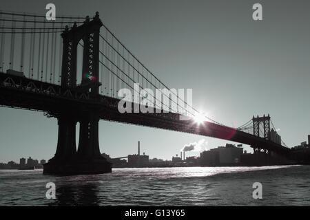 Distorsionada visión industrial de Manhattan Bridge Waterfront Ciudad de Nueva York al amanecer. El vapor proveniente de una central eléctrica en Brooklyn