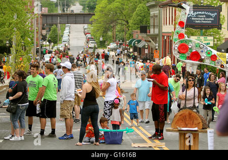 Davenport, Iowa, EE.UU. 7 de mayo de 2016. La gente llene la calle 11, el sábado, 7 de mayo de 2016, durante el cuarto Festival anual en flor en el East Village de Davenport. © John Schultz/Quad-City Times/Zuma alambre/Alamy Live News Foto de stock