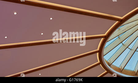 Estructura de techo de vigas de madera con forma curva en S, cubiertas