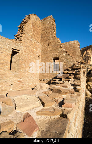 Pueblo Bonito, el Parque Nacional Histórico de la Cultura Chaco, Nuevo México. Foto de stock