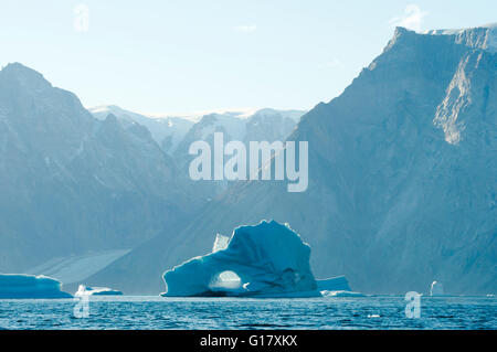 Perforado Iceberg - Scoresby Sound - Groenlandia Foto de stock