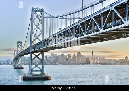 Atardecer en San Francisco-Oakland Bay Bridge y el horizonte de San Francisco