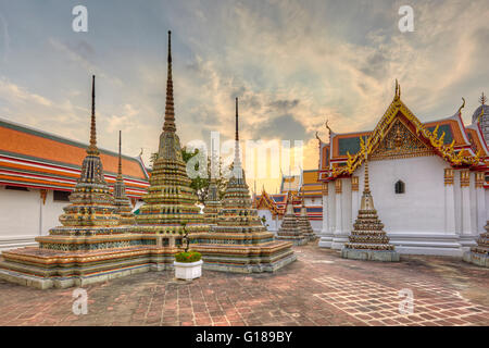 Phra Chedi Rai en Wat Pho, en Bangkok, Tailandia Foto de stock