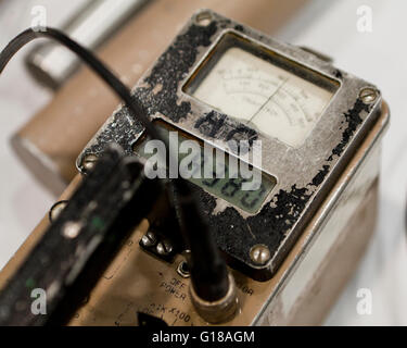 Detector de radiación. Detector de radiación portátil, o contador Geiger.  El tubo Geiger-Muller (contador Geiger) es un instrumento utilizado para  detectar y mí Fotografía de stock - Alamy