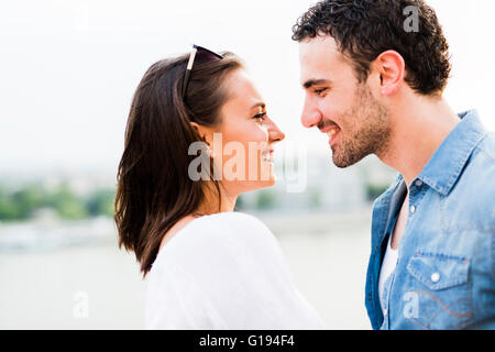 Hermosa joven pareja frotando la nariz como signo de amor y acerca a besan