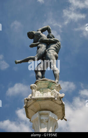 El Villa Medici di Castello (Villa Reale), Sesto Fiorentino (Florencia, Italia). Estatua de bronce de Hercules y Antaeus por Bartolomeo Ammannati Foto de stock