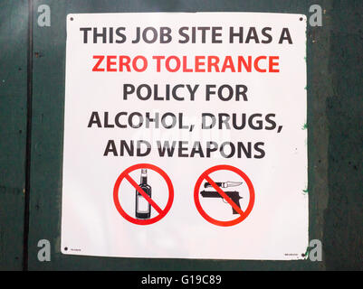 Un cartel en un sitio de construcción en Nueva York informa a los trabajadores de la empresa la tolerancia cero para el alcohol, las drogas y las armas, visto el domingo, 8 de mayo de 2016. (© Richard B. Levine) Foto de stock