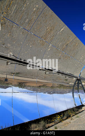 Cóncavo curvo espejos reflectores en el centro de investigación científica de la energía solar, Tabernas, Almería, España