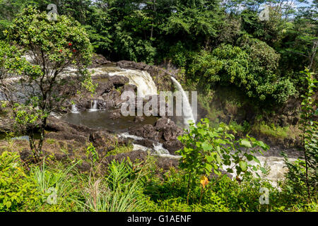 El nivel superior de Rainbow falls situado justo al norte de Hilo Hawaii. Foto de stock