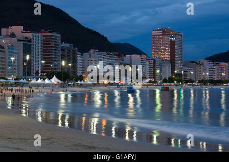 En la noche de la playa de Copacabana en Río de Janeiro, Brasil Foto de stock