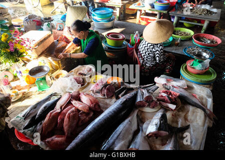Señoras en sus puestos de pescado en el Mercado Central de Hoi An Foto de stock