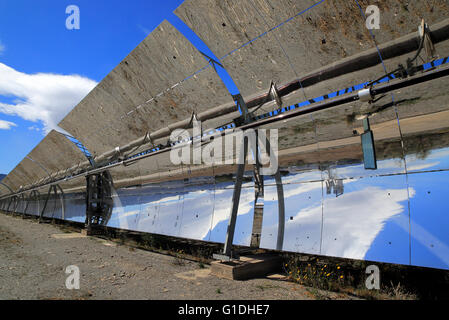 Cóncavo curvo espejos reflectores en el centro de investigación científica de la energía solar, Tabernas, Almería, España