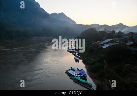 Paisaje del río Nam Ou, en Nong Khiaw, norte de Laos. Foto de stock