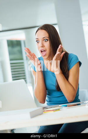 Conmocionado asombrado joven de recepción tiene problemas con su ordenador Foto de stock