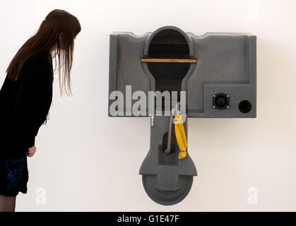 Hamburgo, Alemania. El 13 de mayo, 2016. Una mujer mira a parte de un baño portátil en una exposición del artista Andreas Slominski en la sala de exposiciones Deichtorhallen en Hamburgo, Alemania, 13 de mayo de 2016. Slominksi creó una instalación de arte de más de 100 letrinas portátiles. Foto: Daniel Bockwoldt/dpa/Alamy Live News