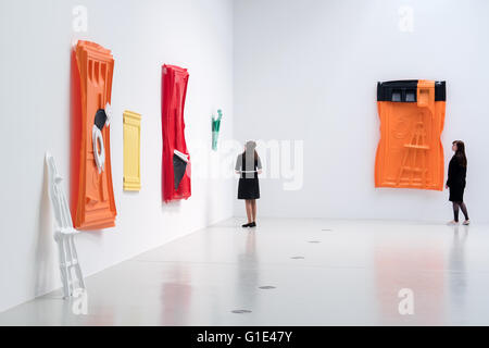 Hamburgo, Alemania. El 13 de mayo, 2016. Dos mujeres mirar obras de arte hechas de piezas de retretes portátiles en una exposición del artista Andreas Slominski en la sala de exposiciones Deichtorhallen en Hamburgo, Alemania, 13 de mayo de 2016. Slominksi creó una instalación de arte de más de 100 letrinas portátiles. Foto: Daniel Bockwoldt/dpa/Alamy Live News